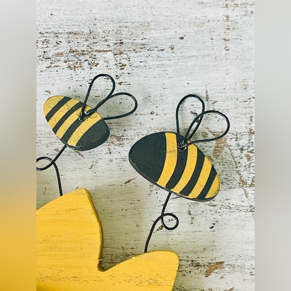 *Distressed Wooden “Welcome” Sunflower Shelf Sitter with Bees - Picture 10 of 13